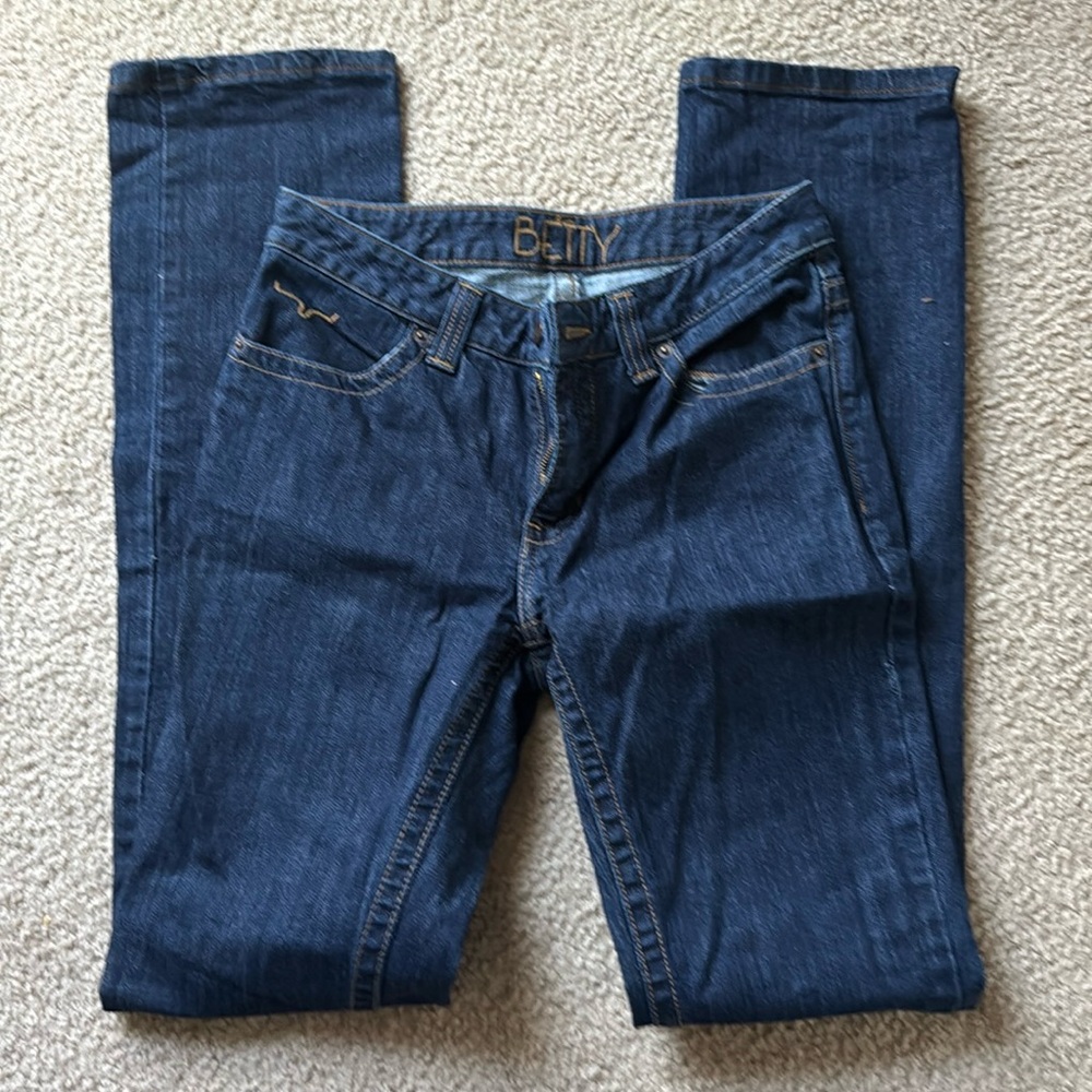 New Betty Kimes jeans
No distressing